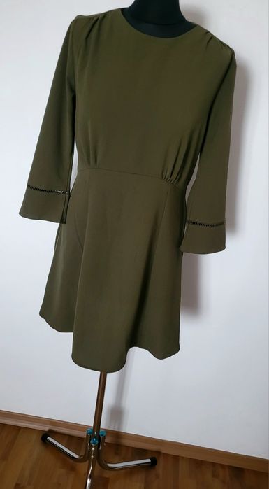 Piękna sukienka z długim rękawami rozkloszowana w modnym kolorze khaki