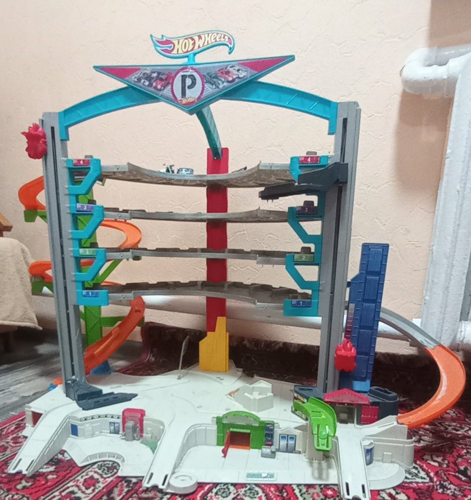 Hot wheels мега гараж трек