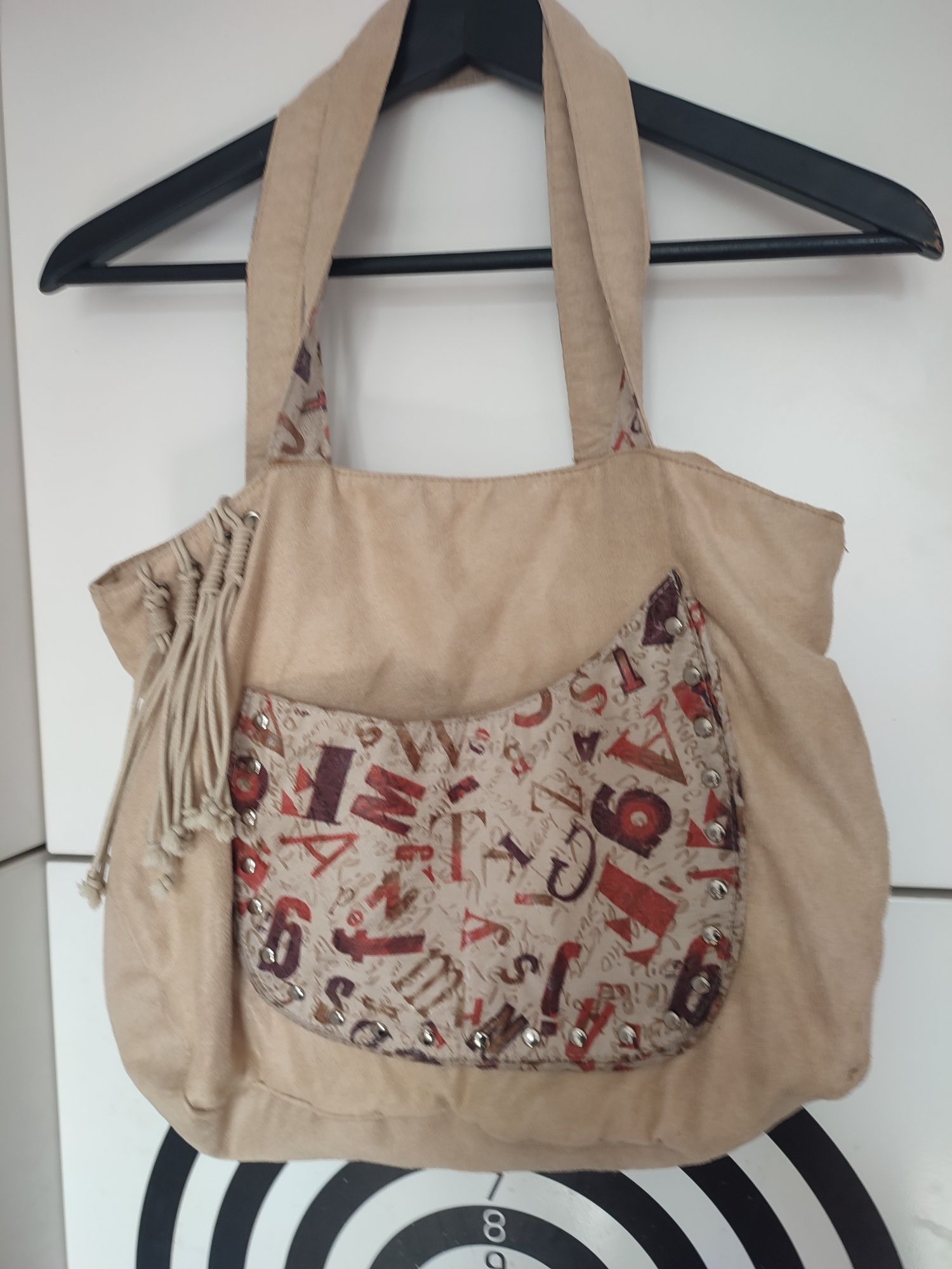 Modna torebka w stylu boho w kolorze beżowym