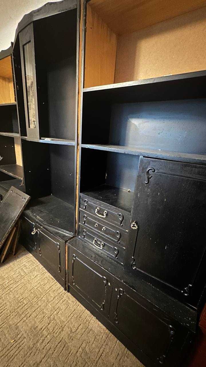 Шкаф деревянный чёрного цвета