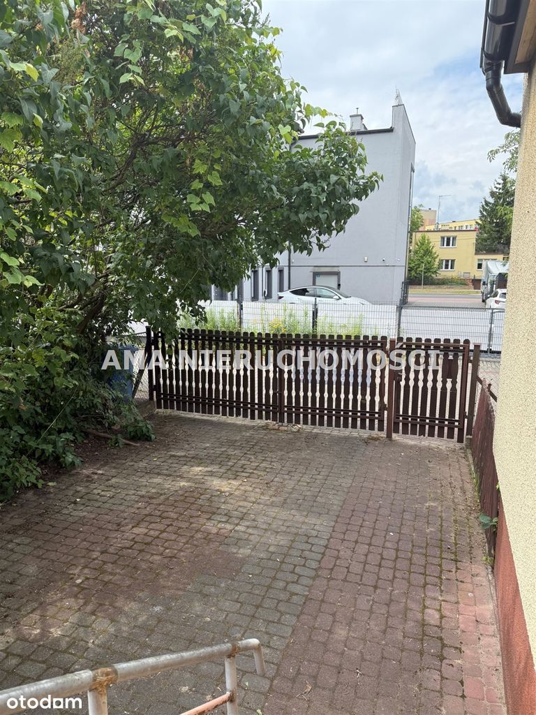 Dom z garażami i dużą dzialką w centrum miasta