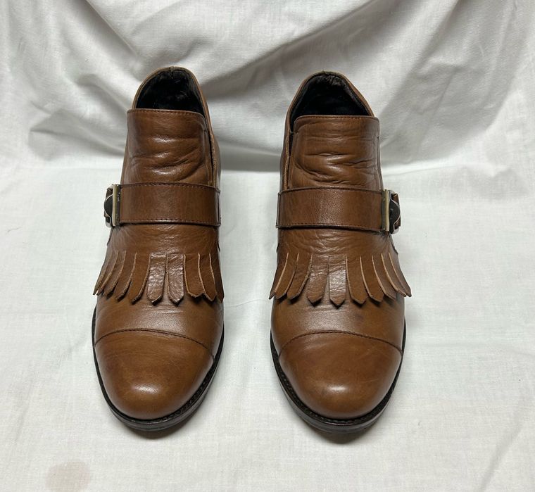 Sapatos de luca em pele.