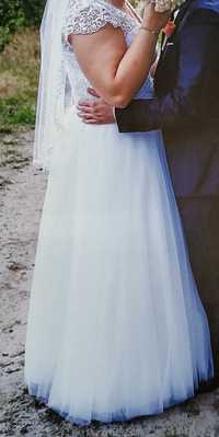 Suknia ślubna z welonem i kołem
