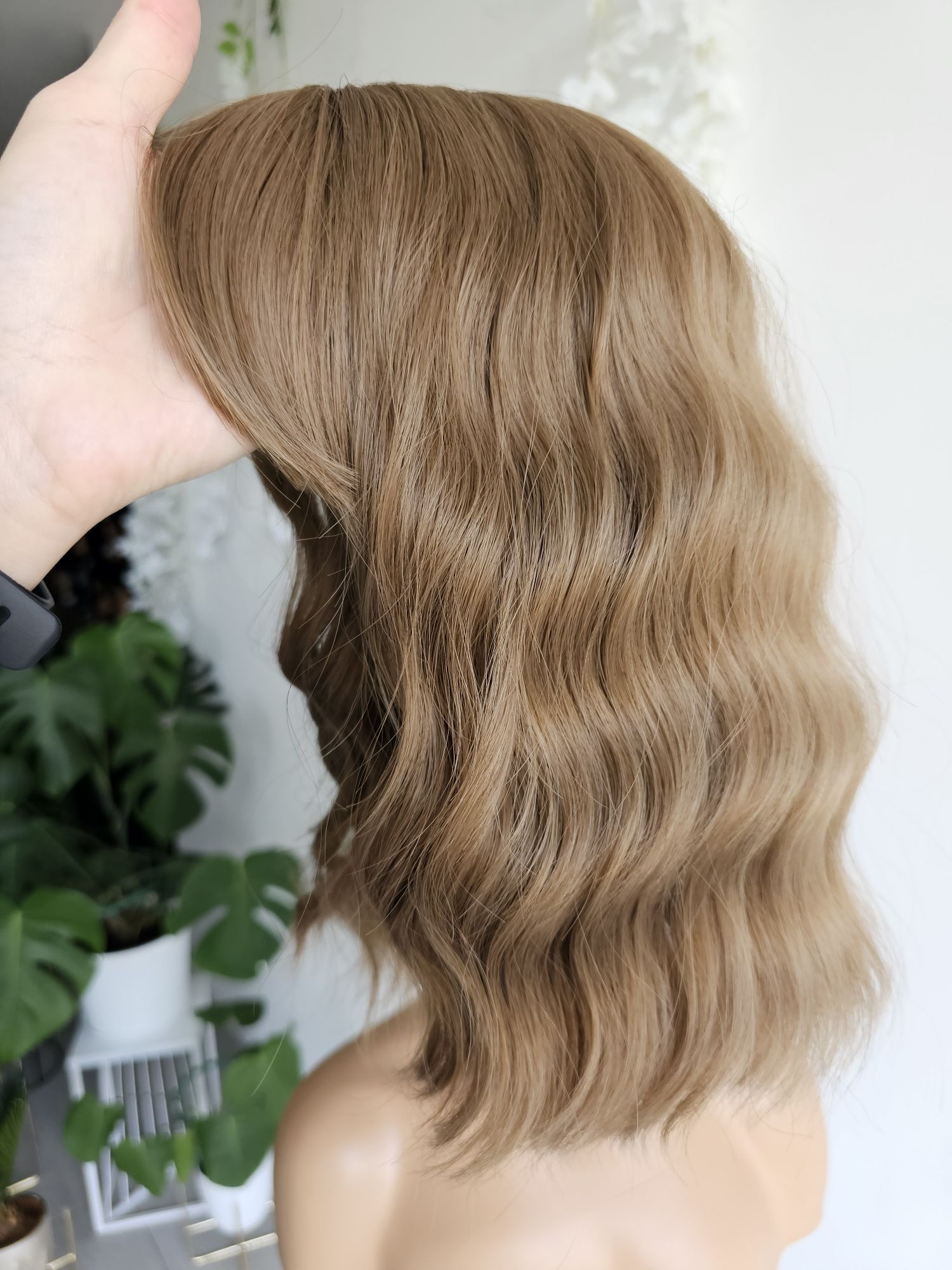 Peruka z grzywką Eliza 35 cm ciemny blond jasny brąz naturalna fryzura