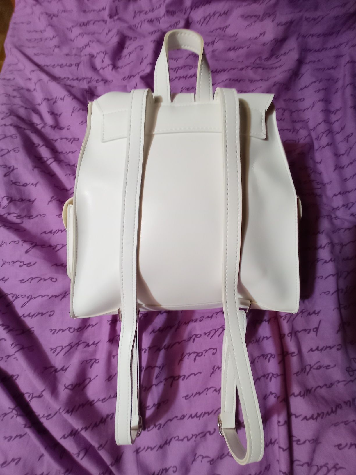 Белый рюкзак в нормальном состоянии