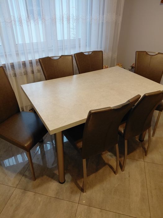 Stół kuchenny z krzesłami. Komplet