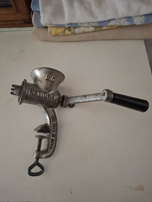 Moedor de carne picsdor antigo em aço inglês