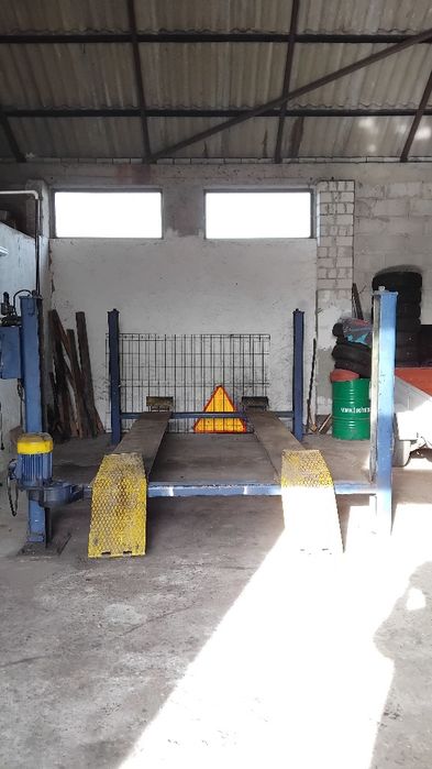 Podnośnik czterokolumnowy 2T