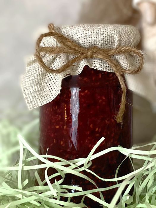 Білі гриби та ягоди