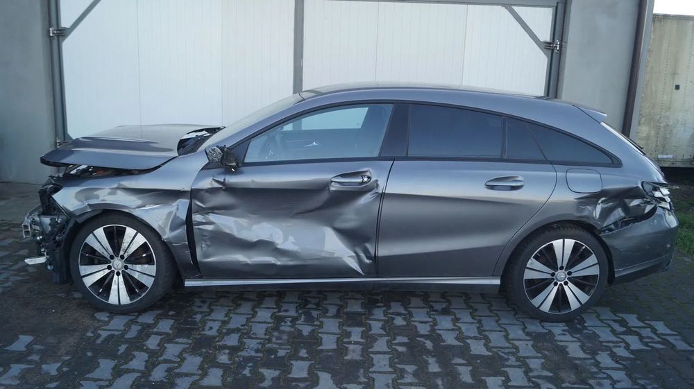 Mercedes-Benz CLA Pali I Jedzie