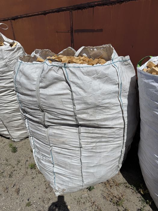 Suche drewno rozpałkowe w workach big bag