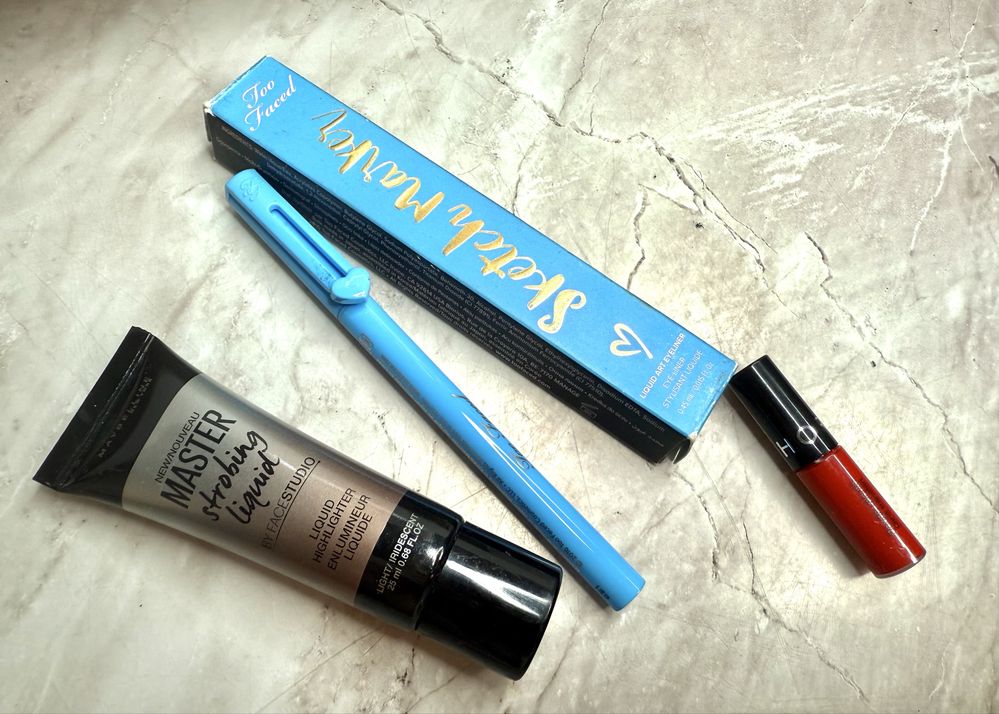 Zestaw kosmetyków toofaced eyeliner rozświetlacz w płynie pomadka seph