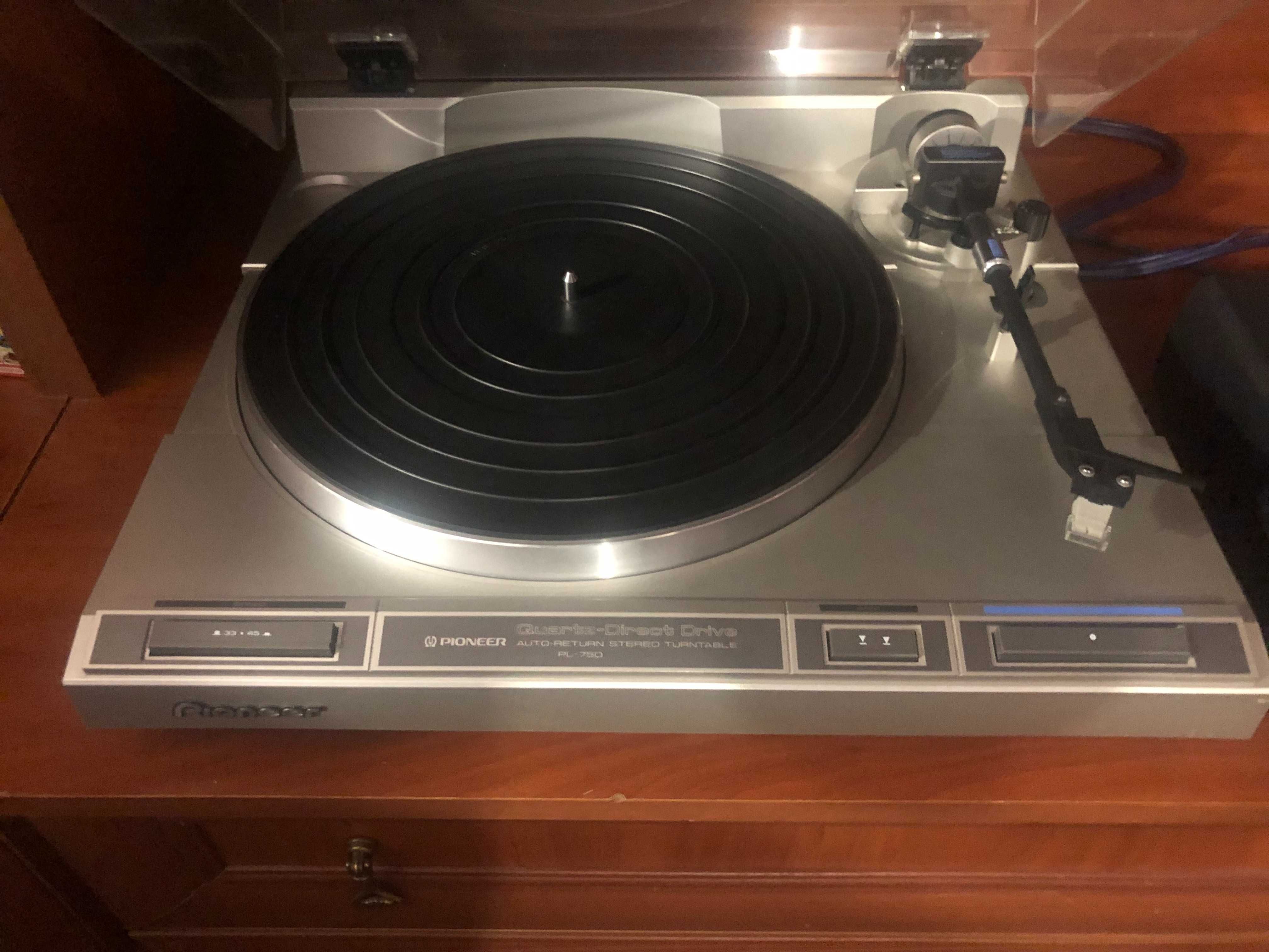 Програвач вінілових платівок PIONEER PL-750 з фонокоректором