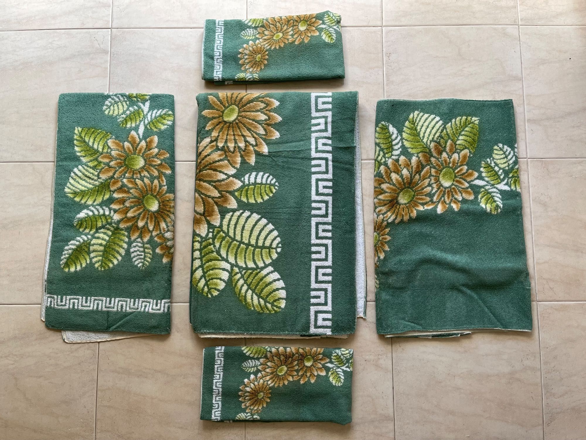 Conjunto de banho de cor verde com flores