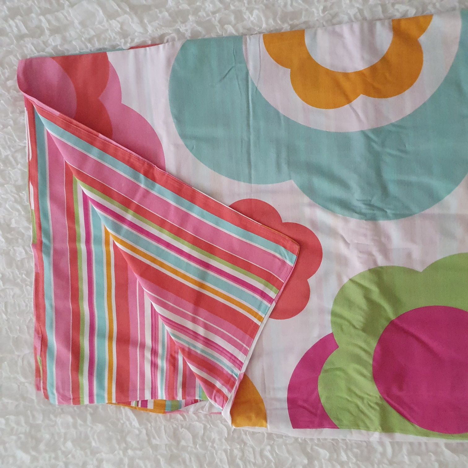 Capa de edredon dupla face, cama de solteiro, com capa de almofada.