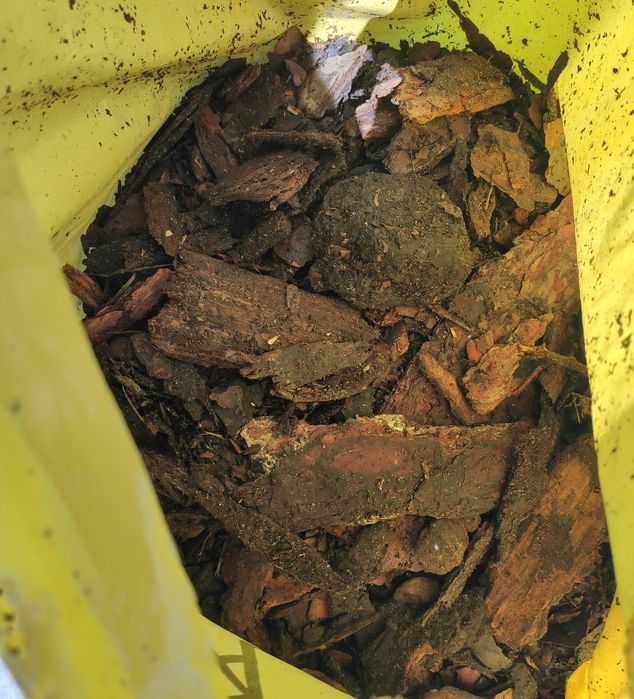 Kora Sosnowa średnio gruba do ściółkowania Próchnica do zakwaszania