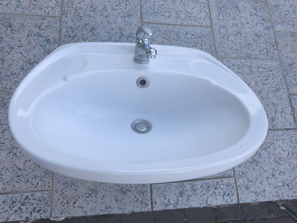 Umywalka z baterią i wężykami