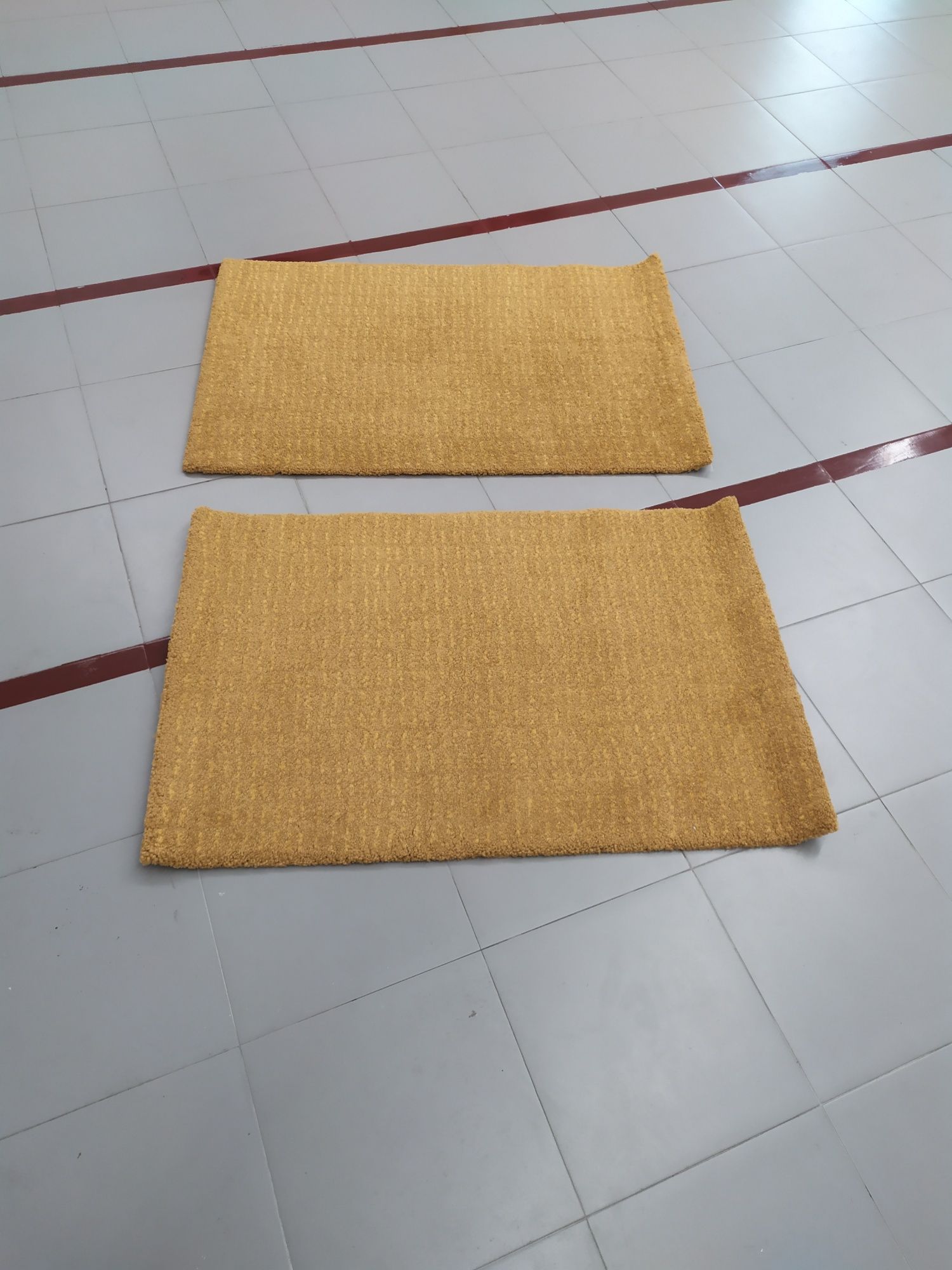 Conjunto dois tapetes amarelos com 90x60cm