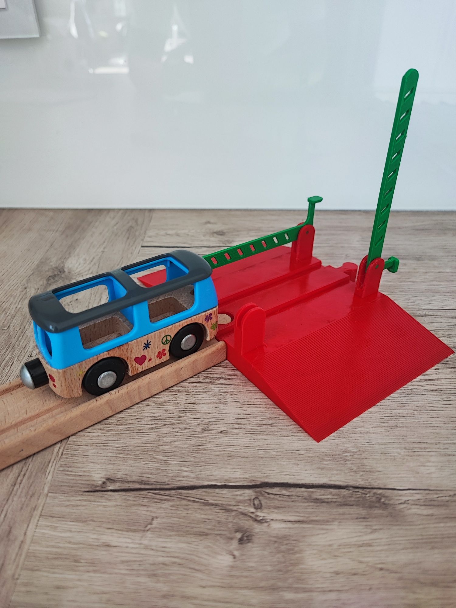 Przejazd kolejowy że szlabanem do torów drewnianych Ikea Brio Playtive