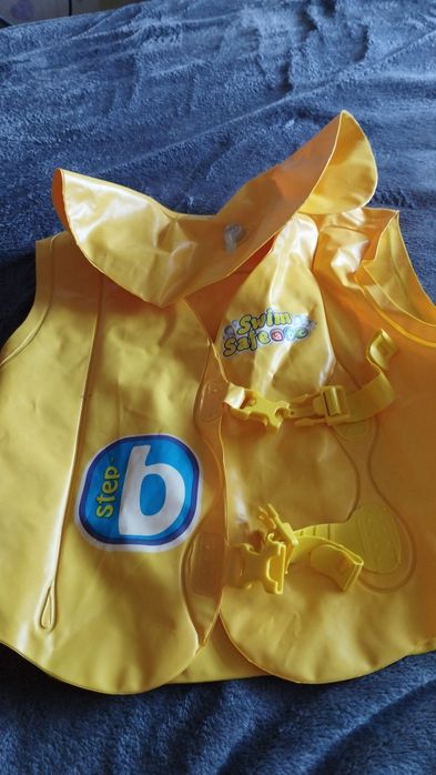 Дитячий надувний фірмовий жилет.