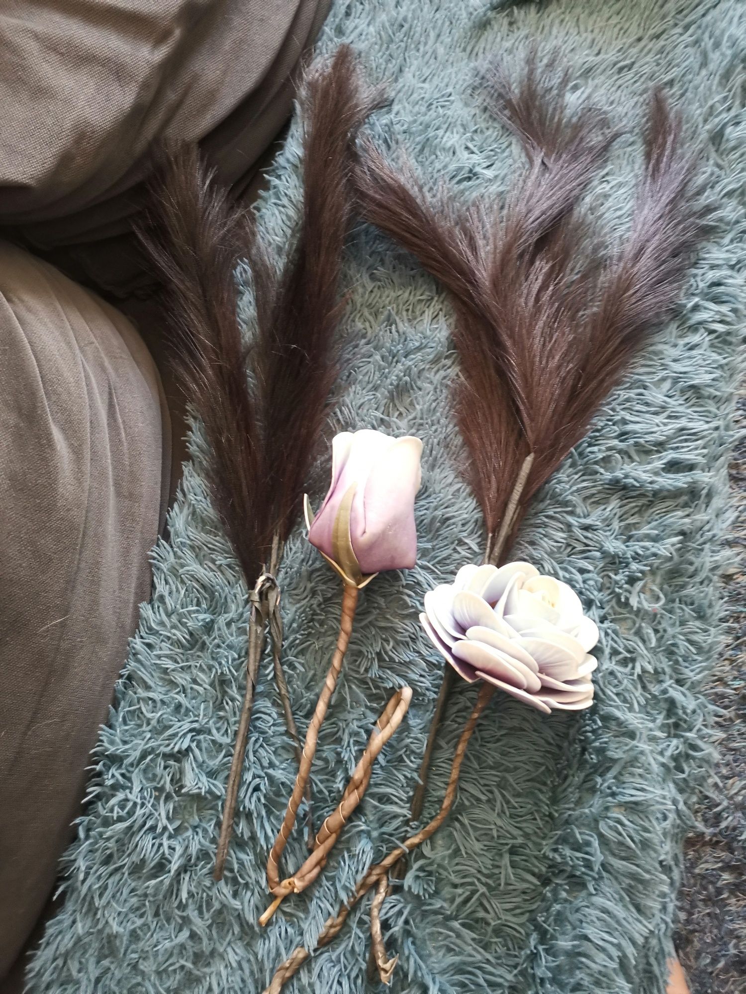 Conjunto de Plumas pretas e 2 flores aveludadas