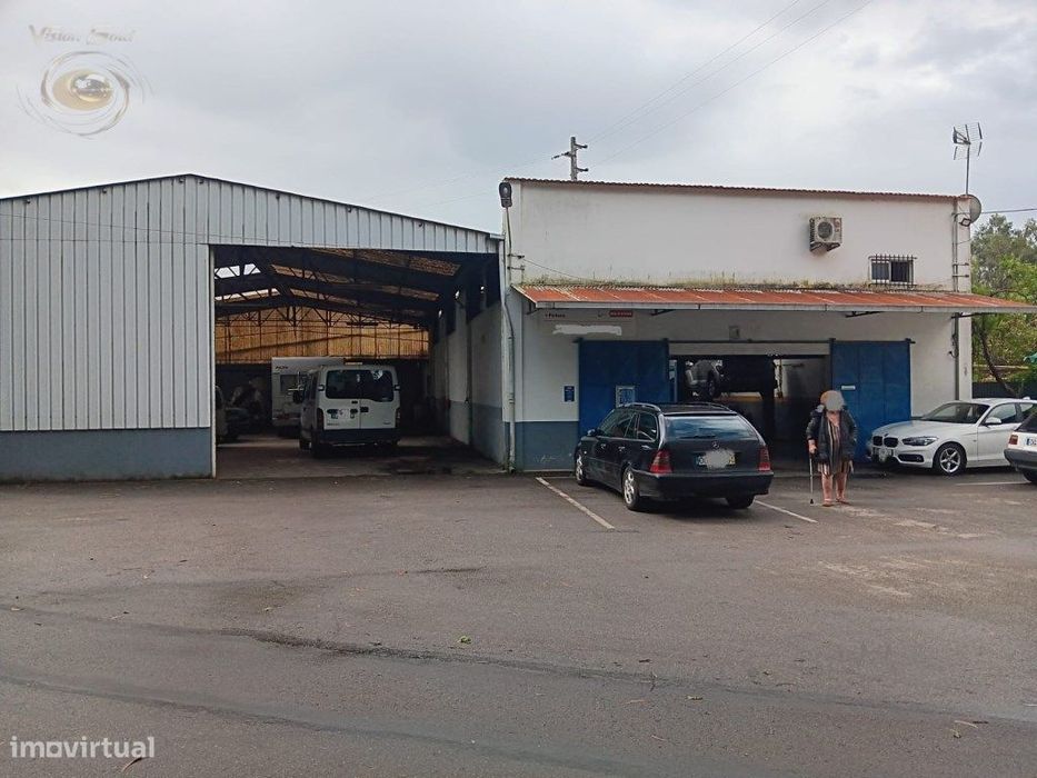 Oficina Automóvel com moradia e recheio.