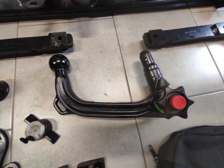 Oryginalny odpinany Hak holowniczy Ford Focus MK4 kombi