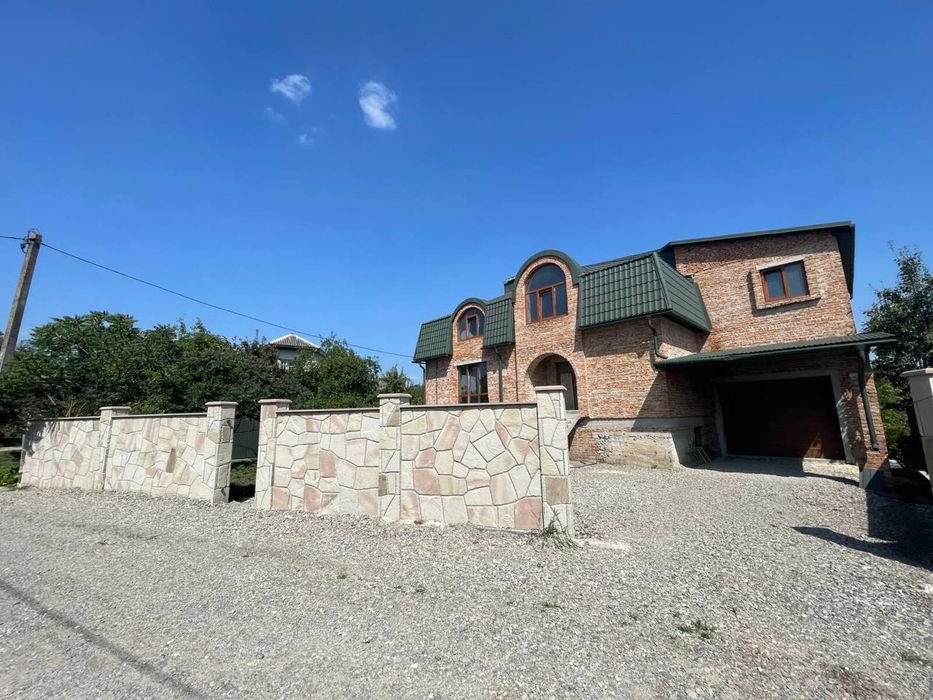 Продаж великого будинку у передмісті Тернополя