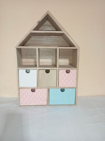 Drewniany domek z szufladkami pokój dziecięcy