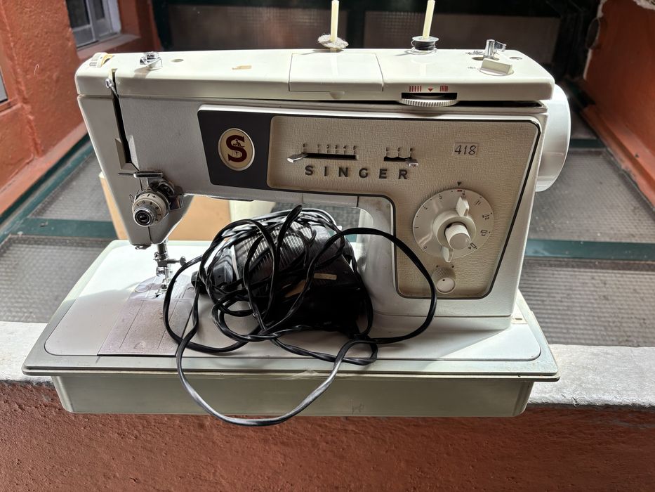 Maquina de costura Antiga mas a funcionar da Singer