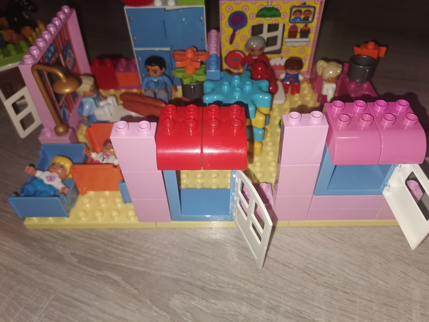 Lego Duplo domek oraz karuzela + auto, motocykl, zwierzęta