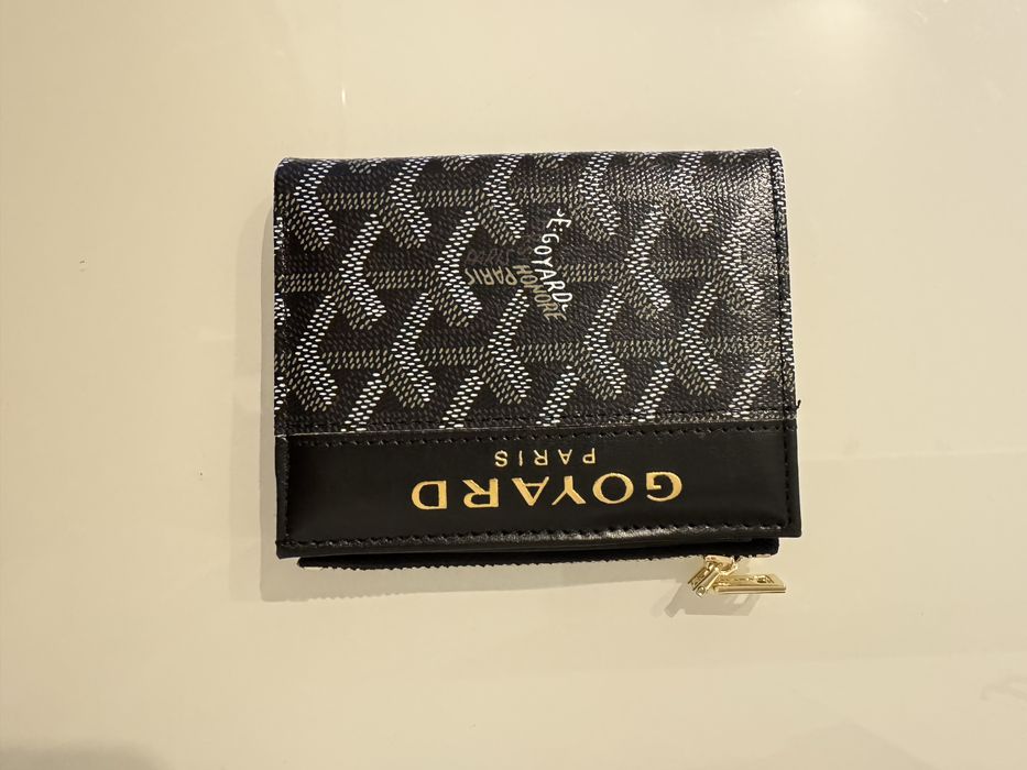 Carteira preta pequena.