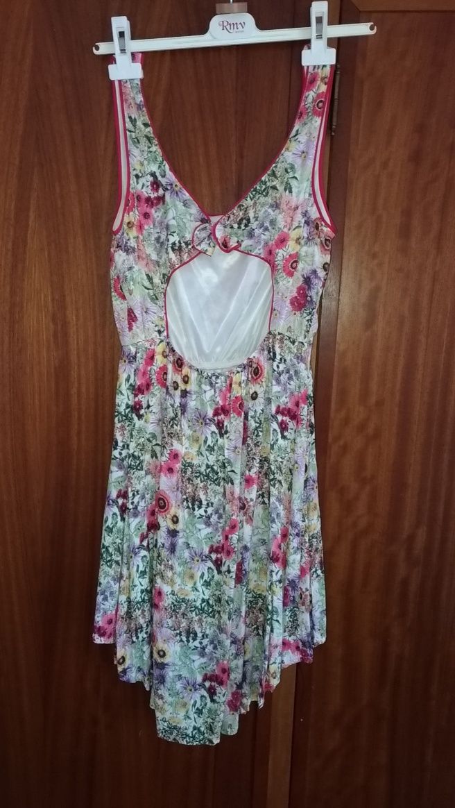 Vestido aberto nas costas florido