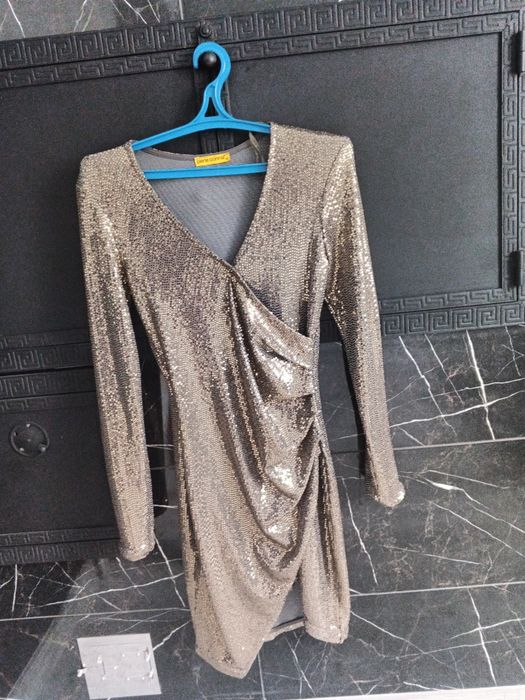 Стильне золотисте плаття.