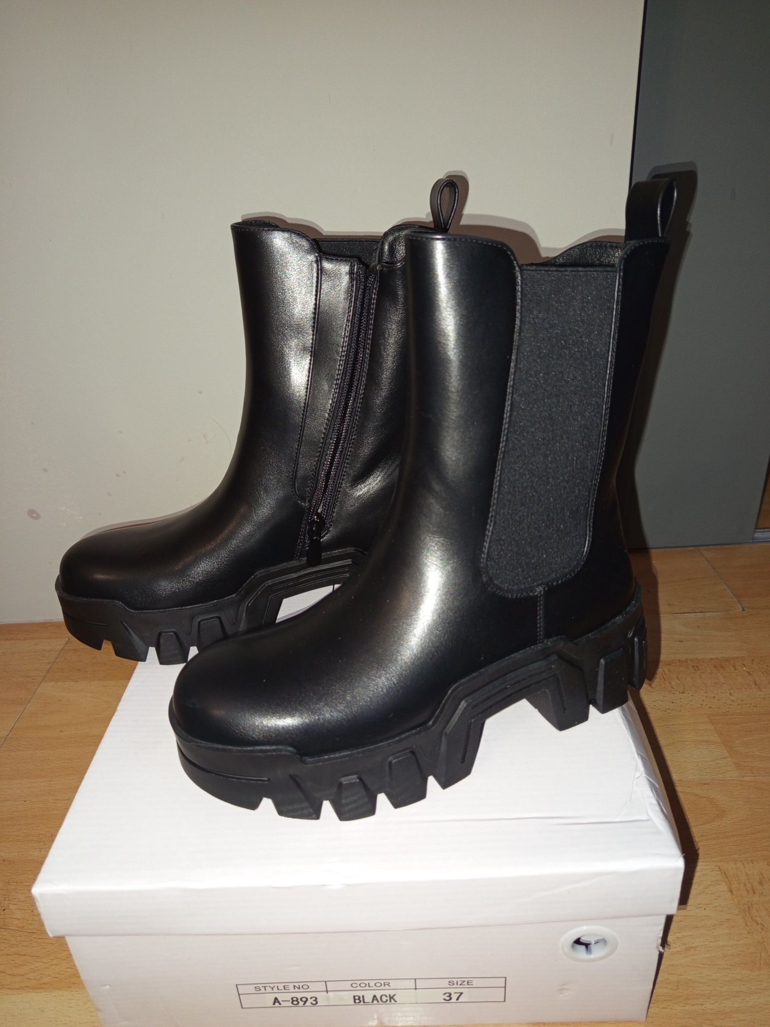 Czarne buty botki