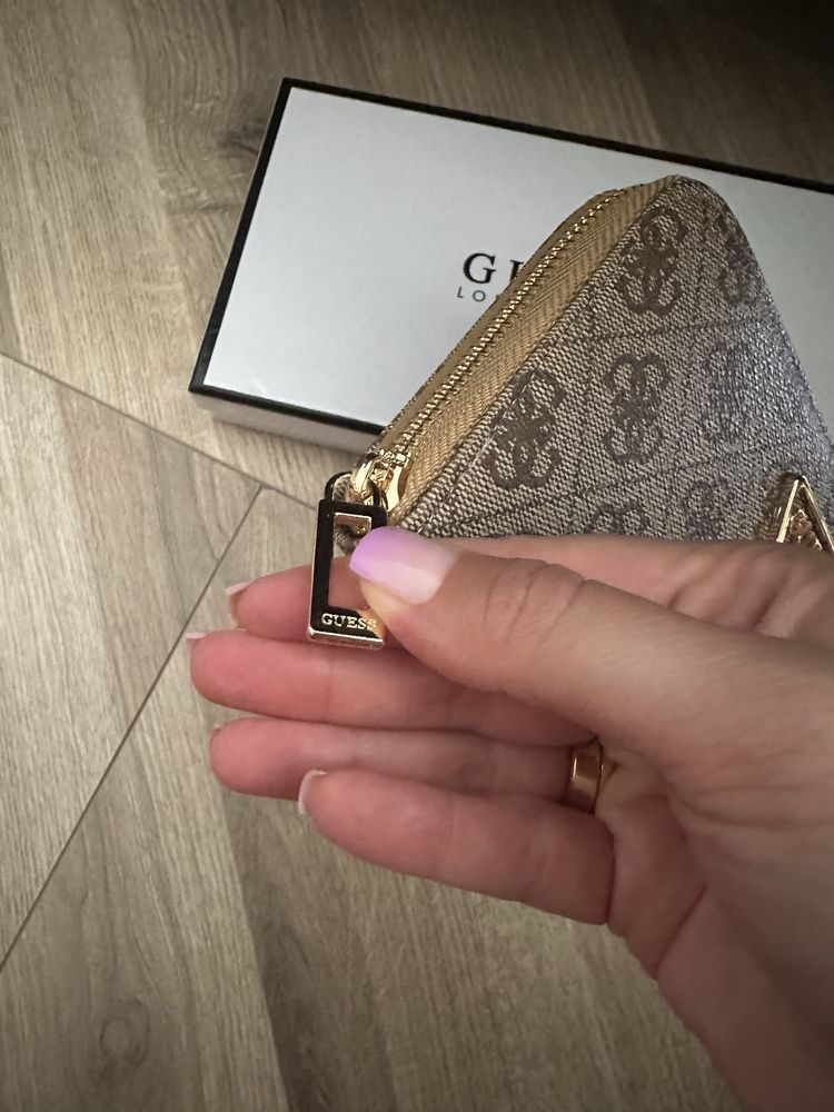 Brazowy portfel duzy guess monogram