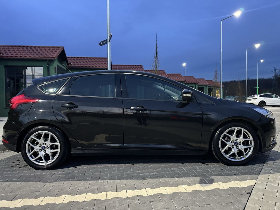 Економний та надійний автомобіль, салон в шкірі