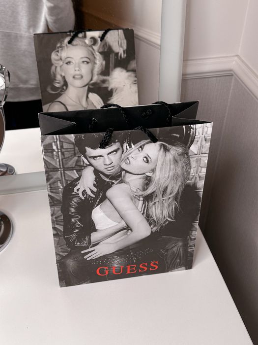 Torebka papierowa torba Guess nowa czarno-biała logowana