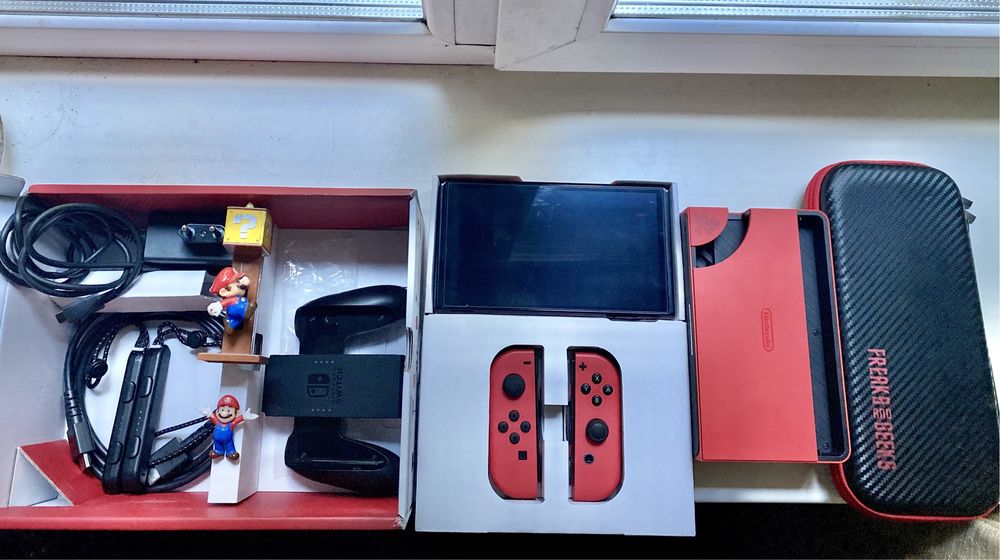 Портативна ігрова приставка Nintendo Switch OLED + Геймпад PowerA