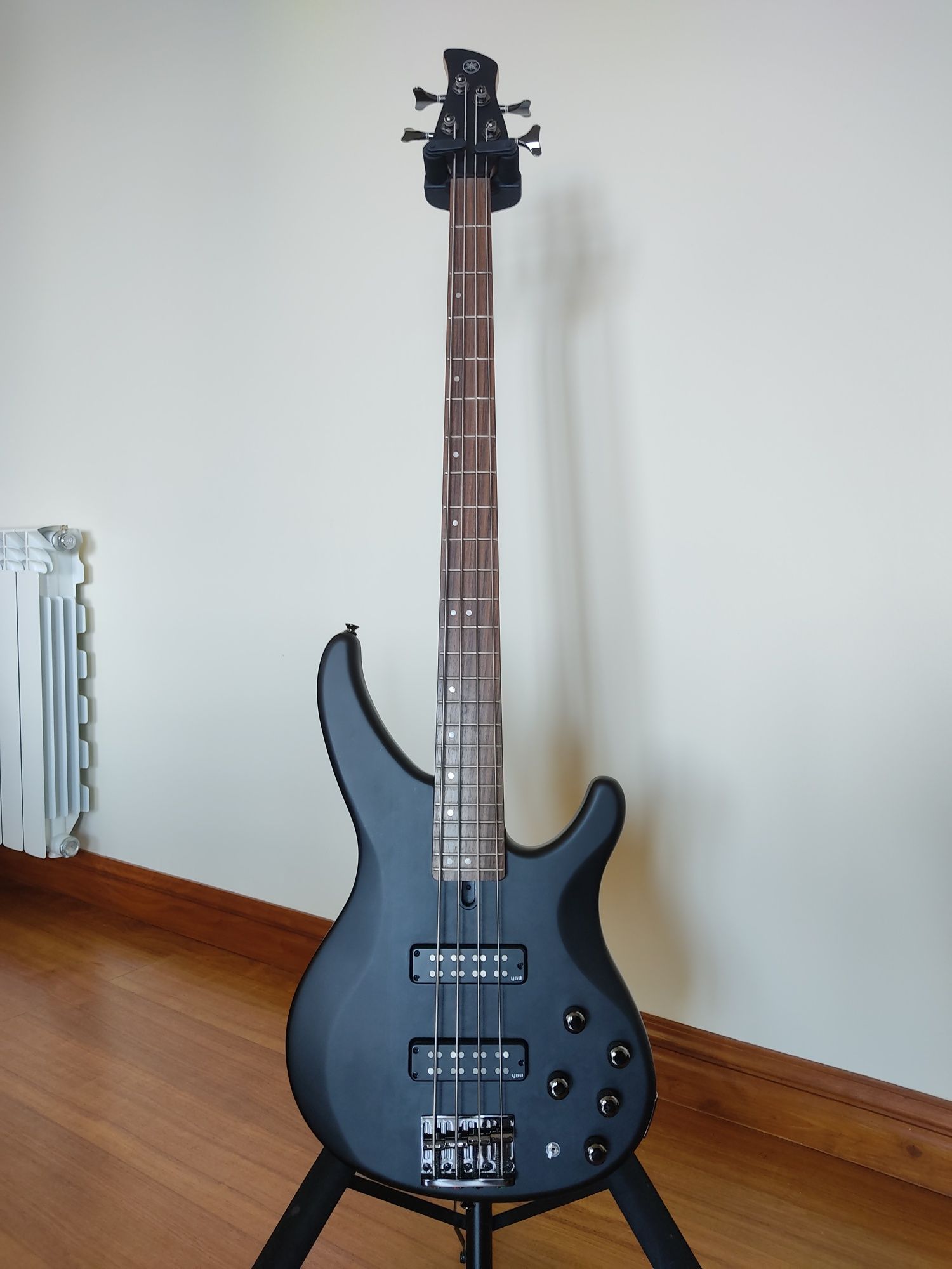Baixo Yamaha TRBX504 TBL + Saco Ibanez