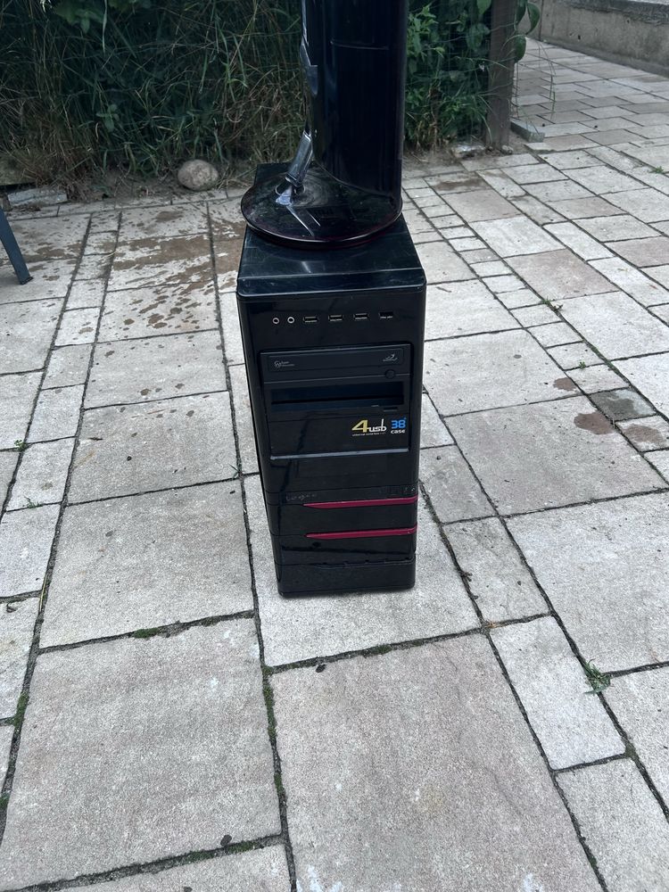 monitor z komputerem