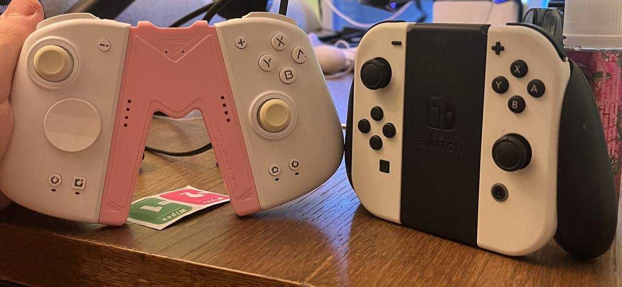 Nintendo Switch OLED + case, grip, mobapad joycons, повний комплект