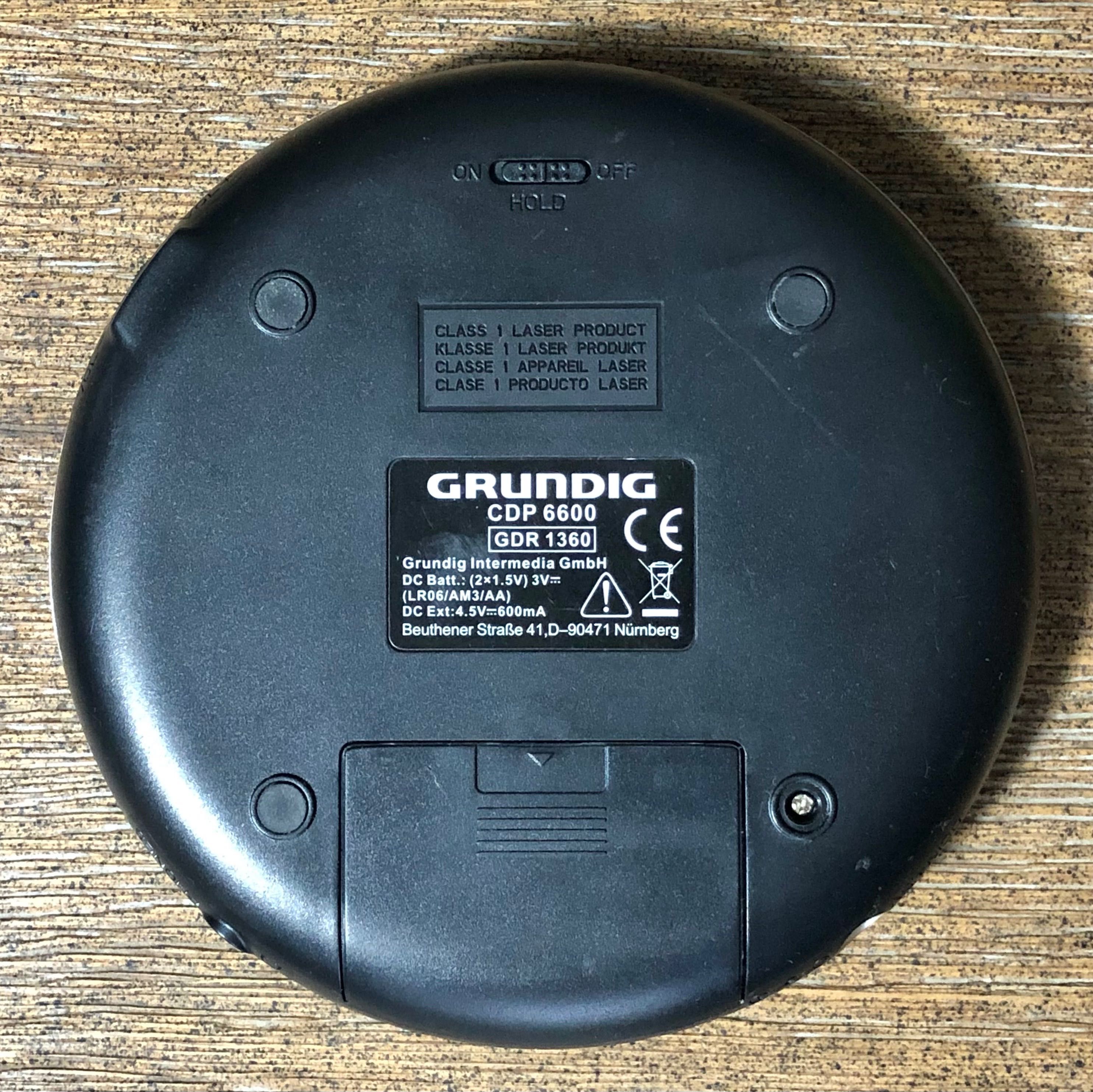 Przenośny odtwarzacz płyt CD Grundig CDP 6600 GDR 1360 Discman retro
