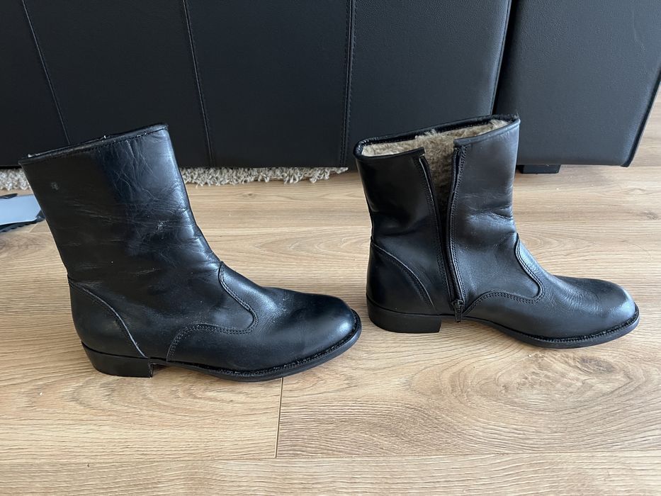 Botas de pele com interior forrado e sola