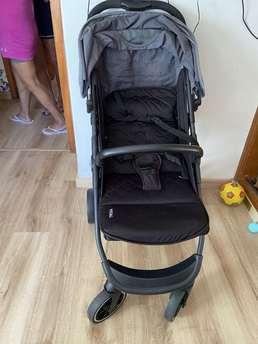 Vendo carrinho de bebe, com uma avaria no encosto