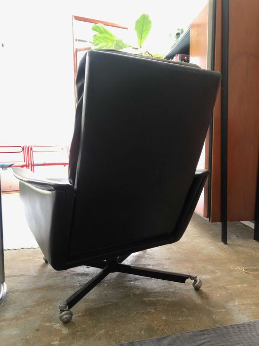 Cadeirão design Nórdico reclinável em couro preto