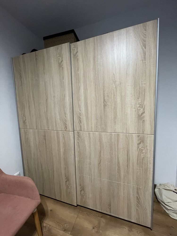 Szafa przesuwna na ubrania