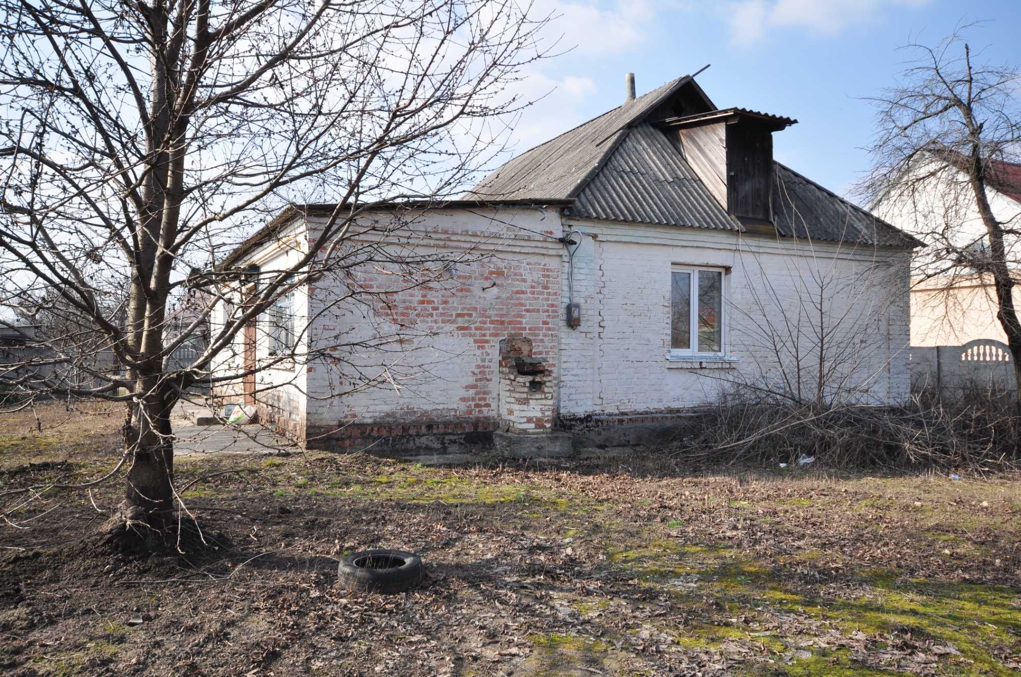 Будинок біля магазину в центрі с. Фурси!