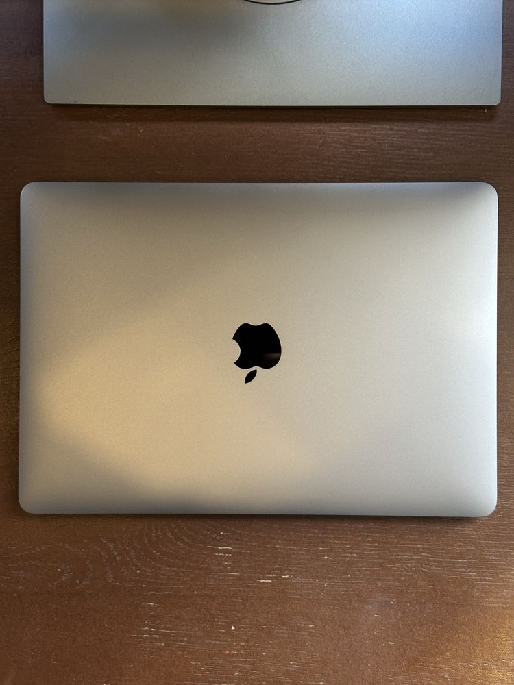 MacBook Air 13" 2020 M1 16 gb RAM 256 gb SSD Space