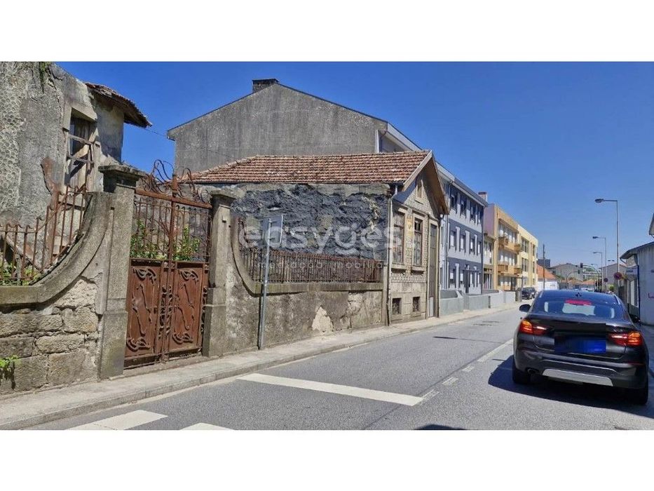 Terreno de 2 frentes com Moradia para restaurar a 900m do Hospital SJ